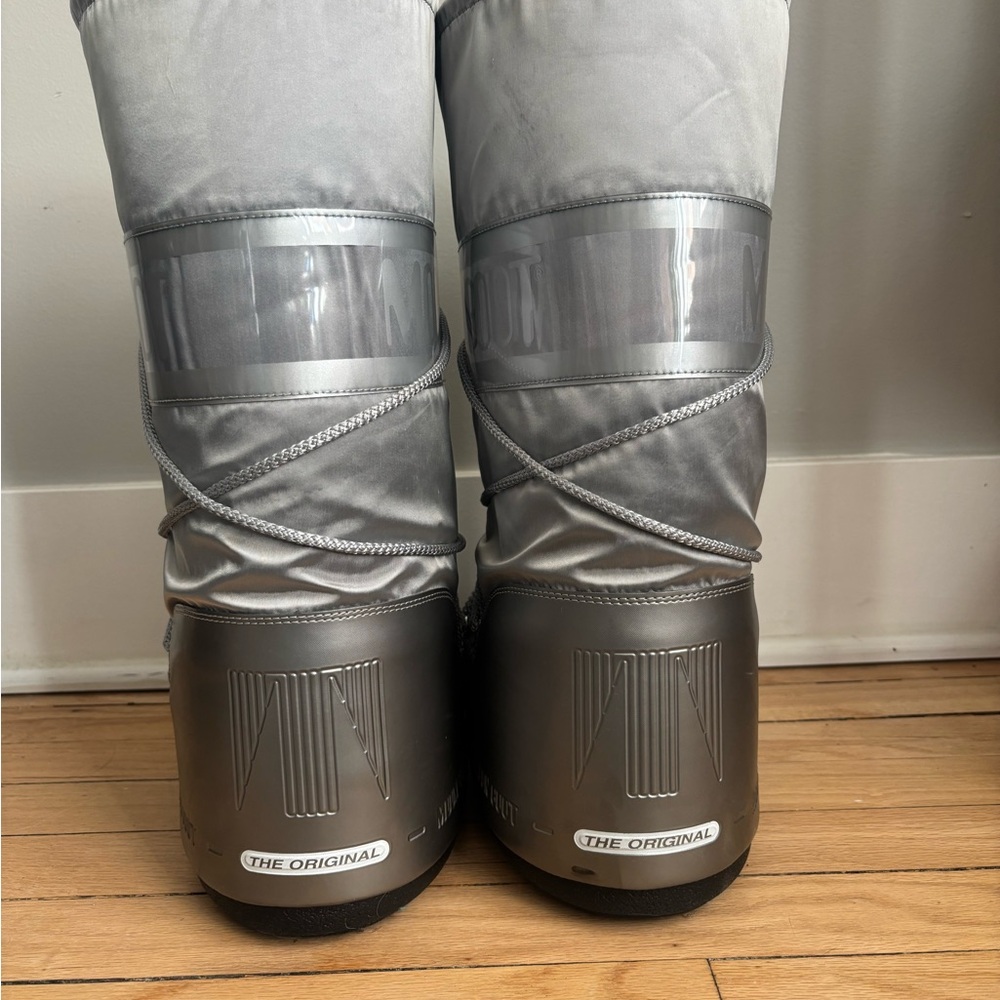 ICON GLANCE SILVER SATIN MOON BOOTS - Picture 3 of 7